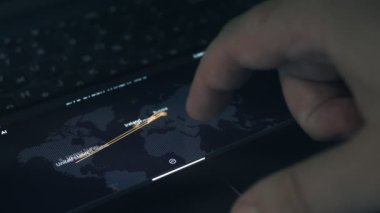 Cep telefonu ekranında siber saldırı simülasyonu. Siber saldırı ve siber güvenlik kavramı