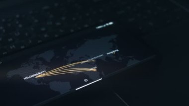 Cep telefonu ekranında siber saldırı simülasyonu. Siber saldırı ve siber güvenlik kavramı