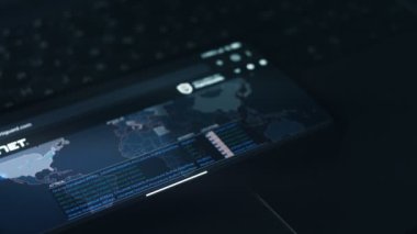 Cep telefonu ekranında siber saldırı simülasyonu. Siber saldırı ve siber güvenlik kavramı
