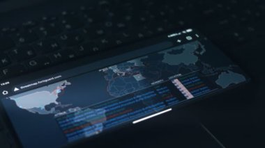 Cep telefonu ekranında siber saldırı simülasyonu. Siber saldırı ve siber güvenlik kavramı