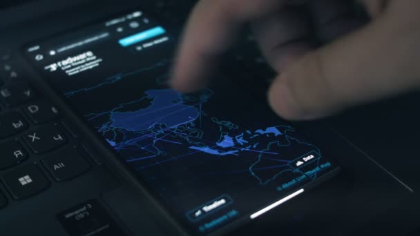 携帯電話の画面でサイバー攻撃のシミュレーション アジアマップ サイバー攻撃とサイバーセキュリティのコンセプト — ストック動画