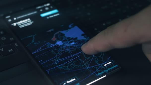 Simulace Kybernetického Útoku Obrazovce Mobilního Telefonu Mapa Evropy Koncept Kybernetického — Stock video