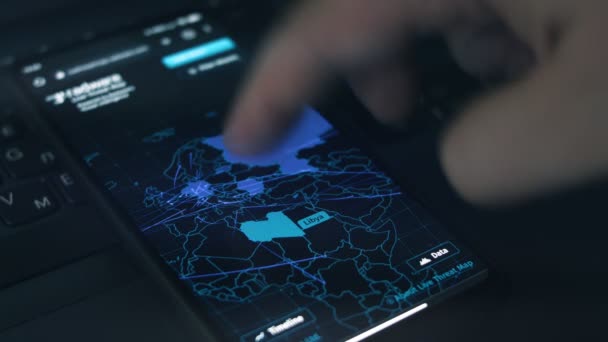 携帯電話の画面でサイバー攻撃のシミュレーション アジアとヨーロッパの地図 サイバー攻撃とサイバーセキュリティのコンセプト — ストック動画