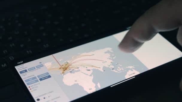 Kibertámadás Szimulációja Egy Mobiltelefon Képernyőjén Cyber Támadás Kiberbiztonsági Koncepció — Stock videók