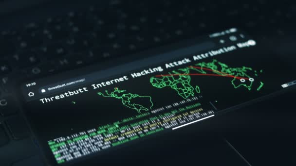 携帯電話の画面でサイバー攻撃のシミュレーション サイバー攻撃とサイバーセキュリティのコンセプト — ストック動画