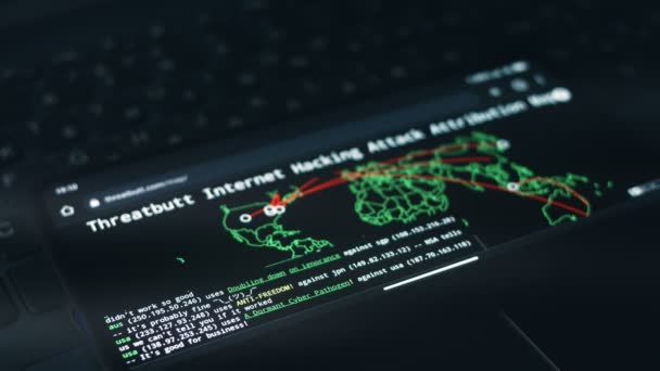 携帯電話の画面でサイバー攻撃のシミュレーション サイバー攻撃とサイバーセキュリティのコンセプト — ストック動画