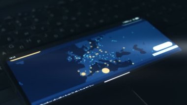 Cep telefonu ekranında siber saldırı simülasyonu. Siber saldırı ve siber güvenlik kavramı
