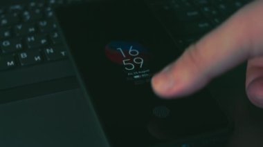 Kripto para ticareti şeması. Yatırımcı cep telefonu ekranında Bitcoin, Ethereum ve diğer altsikke kripto para fiyat indeksini kontrol ediyor. Parmak iziyle cep telefonunun kilidini açmak. Hologram etkisi