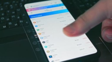 Kripto para ticareti şeması. Yatırımcı cep telefonu ekranında Bitcoin, Ethereum ve diğer altsikke kripto para fiyat indeksini kontrol ediyor. Parmak iziyle cep telefonunun kilidini açmak. Hologram etkisi