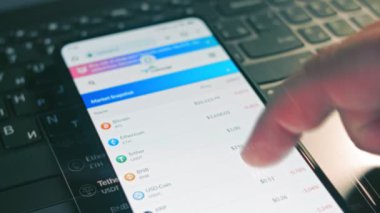 Kripto para ticareti şeması. Yatırımcı cep telefonu ekranında Bitcoin, Ethereum ve diğer altsikke kripto para fiyat indeksini kontrol ediyor. Hologram etkisi