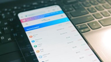 Kripto para ticareti şeması. Eteryum ve diğer altsikke kripto para fiyat indeksini cep telefonu ekranında kontrol eden bir yatırımcı. Hologram etkisi