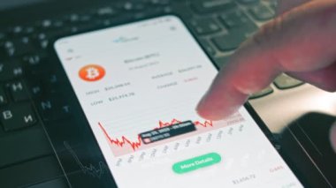 Kripto para ticareti şeması. Yatırımcı cep telefonu ekranında Bitcoin ve diğer Altcoin kripto para fiyat indeksini kontrol ediyor. Hologram etkisi