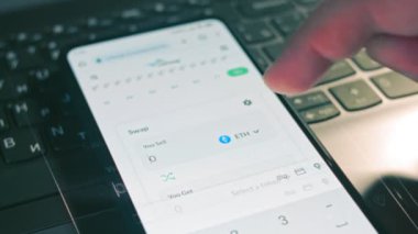 Yatırımcı cüzdanındaki başka bir altsikkeye eter satıyor. Cep telefonu ekranıyla ticaret. Hologram etkisi
