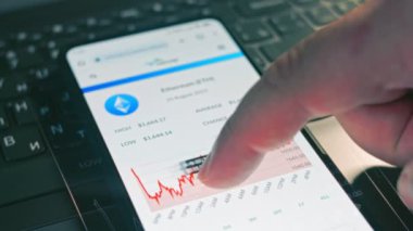 Kripto para ticareti şeması. Eteryum ve diğer altsikke kripto para fiyat indeksini cep telefonu ekranında kontrol eden bir yatırımcı. Hologram etkisi