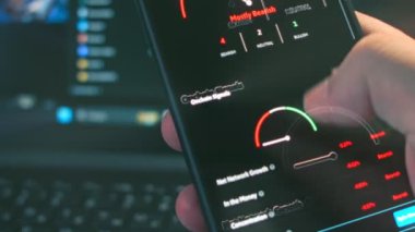 Kripto para ticareti şeması. Yatırımcı cep telefonu ekranında Bitcoin fiyat indeksi ve jeton ölçülerini kontrol ediyor. Hologram etkisi. Makro görünüm