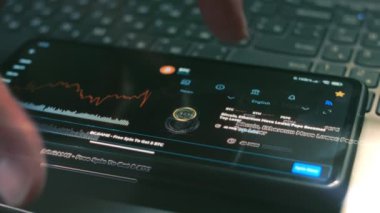 Kripto para ticareti şeması. Yatırımcı cep telefonu ekranında Bitcoin fiyat indeksini ve bilgilerini kontrol ediyor. Hologram etkisi. Makro görünüm