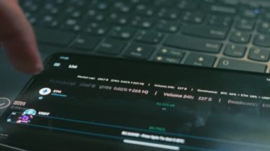 Kripto para ticareti şeması. Yatırımcı cep telefonu ekranında etherium fiyat indeksini kontrol ediyor. Hologram etkisi. Makro görünüm