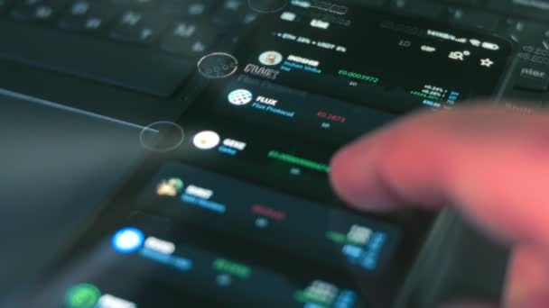 Investor Kontroluje Cenový Index Altcoinů Obrazovce Mobilního Telefonu Hologram Efekt — Stock video