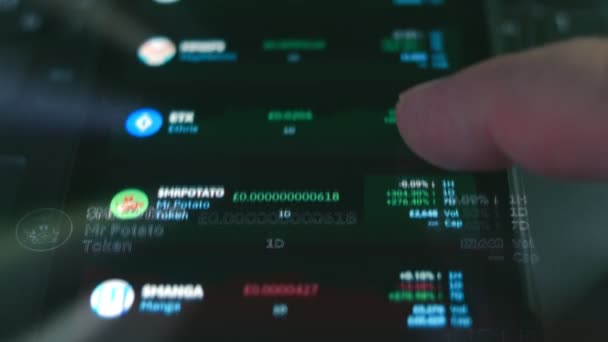 Investor Kontroluje Cenový Index Altcoinů Obrazovce Mobilního Telefonu Hologram Efekt — Stock video