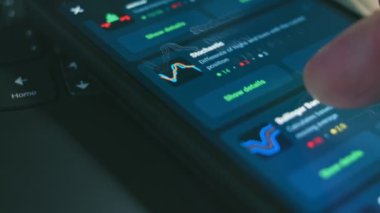 Cep telefonu ekranındaki animasyon grafikleri için dinamik veri görselleri. Ticaret, borsa ve kripto dünyasını araştır. Hologram etkisi. Makro