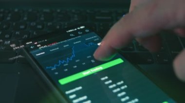 Cep telefonu ekranında borsa grafiği. Borsa fiyatı. Mal varlığı yatırımı. Hologram etkisi. Makro görünüm