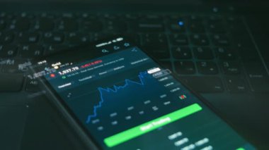Cep telefonu ekranında borsa grafiği. Borsa fiyatı. Mal varlığı yatırımı. Hologram etkisi. Makro görünüm