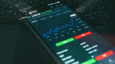 Cep telefonu ekranında borsa grafiği. Borsa fiyatı. Mal varlığı yatırımı. Hologram etkisi. Makro görünüm