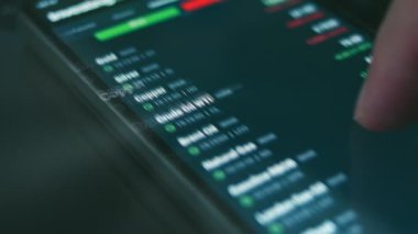 Cep telefonu ekranında borsa grafiği. Borsa fiyatı. Mal varlığı yatırımı. Hologram etkisi. Makro görünüm