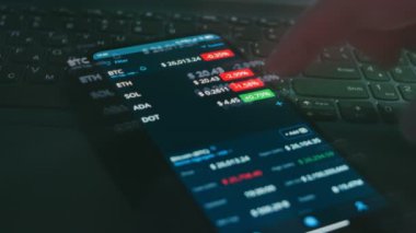 Kripto para ticareti şeması. Yatırımcı cep telefonu ekranında Bitcoin ve diğer Altcoin kripto para fiyat indeksini kontrol ediyor. Hologram etkisi