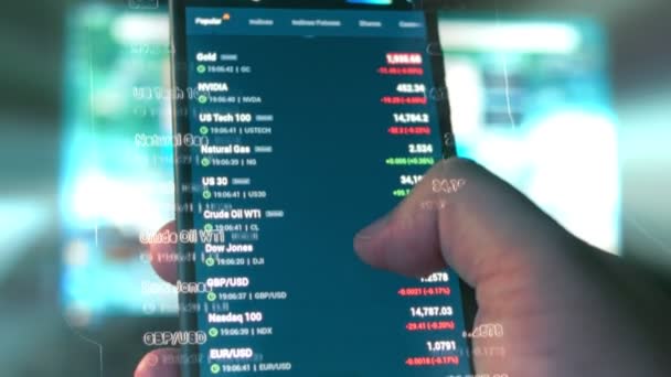 手机屏幕上的股市图表 投资于资产 全息图效果 — 图库视频影像