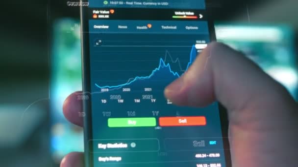 手机屏幕上的股市图表 投资于资产 Nvidia的价格 股票市场汇率 全息图效果 宏观观点 — 图库视频影像