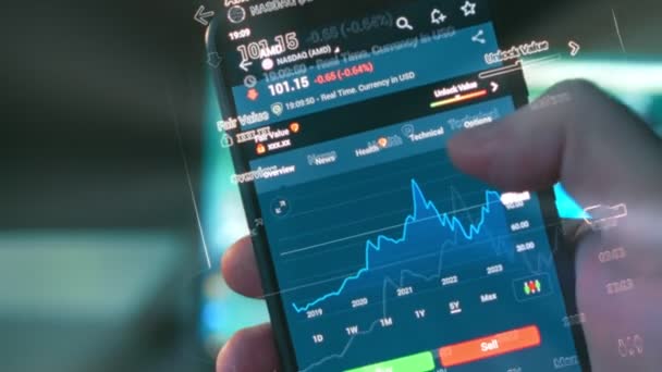 携帯電話の画面上の株式市場チャート 資産への投資 ホログラム効果 マクロビュー — ストック動画