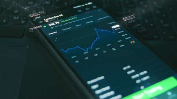 Aandelenmarkt Grafiek Mobiele Telefoon Scherm Aandelenkoers Investeren Activa Hologram Effect — Stockvideo