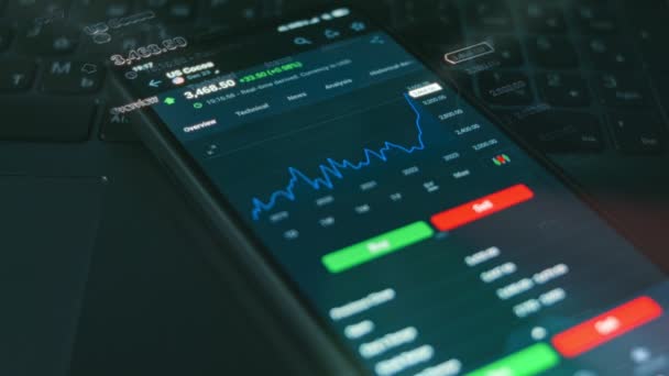 Aandelenmarkt Grafiek Mobiele Telefoon Scherm Aandelenkoers Investeren Activa Hologram Effect — Stockvideo