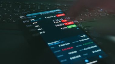 Kripto para ticareti şeması. Yatırımcı cep telefonu ekranında Bitcoin ve diğer Altcoin kripto para fiyat indeksini kontrol ediyor. Hologram etkisi