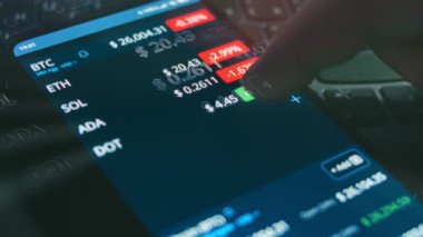 Kripto para ticareti şeması. Yatırımcı cep telefonu ekranında Bitcoin ve diğer Altcoin kripto para fiyat indeksini kontrol ediyor. Hologram etkisi