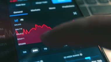 Kripto para ticareti şeması. Yatırımcı cep telefonu ekranında Bitcoin ve diğer Altcoin kripto para fiyat indeksini kontrol ediyor. Hologram etkisi
