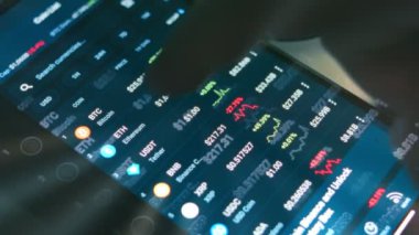 Kripto para ticareti şeması. Yatırımcı cep telefonu ekranında Bitcoin ve diğer Altcoin kripto para fiyat indeksini kontrol ediyor. Hologram etkisi
