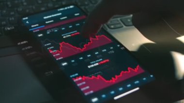 Kripto para ticareti şeması. Yatırımcı cep telefonu ekranında Bitcoin ve diğer Altcoin kripto para fiyat indeksini kontrol ediyor. Hologram etkisi