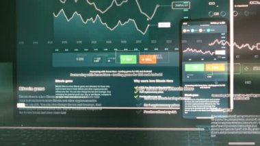 Kripto para ticareti şeması. Yatırımcı cep telefonu ekranı ve bilgisayar monitöründe Bitcoin ve diğer altpara kripto para fiyat indeksini kontrol ediyor. Hologram etkisi