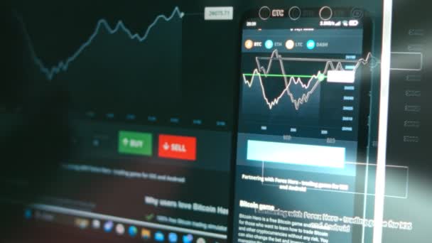 仮想通貨取引チャート 投資家は ビットコインやその他のアルトコインの仮想通貨価格指数を携帯電話の画面とコンピュータのモニターでチェックします ホログラム効果 — ストック動画