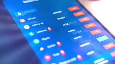 Kripto para ticareti şeması. Yatırımcı cep telefonu ekranında Bitcoin, Ethereum ve diğer altsikke kripto para fiyat indeksini kontrol ediyor. Parmak iziyle cep telefonunun kilidini açmak. Hologram etkisi