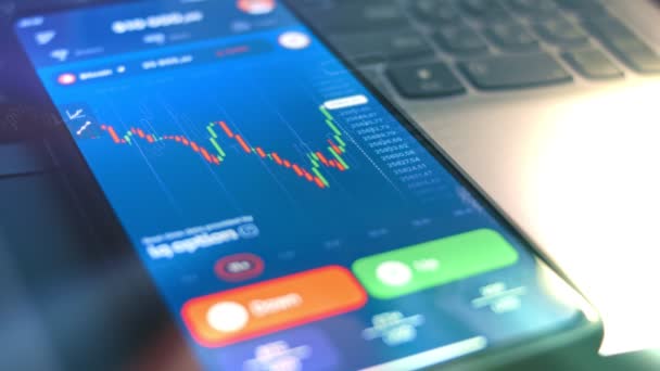携帯電話の画面上のアニメーションチャートの動的データビジュアル 証券取引所 暗号の世界を探索してください ホログラム効果 — ストック動画