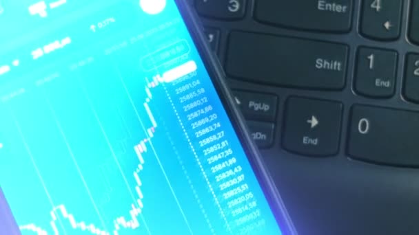 仮想通貨取引チャート 投資家は ビットコイン イーサリアム その他のアルトコインの仮想通貨価格指数を携帯電話の画面でチェックします 指紋で携帯電話のロックを解除します ホログラム効果 — ストック動画