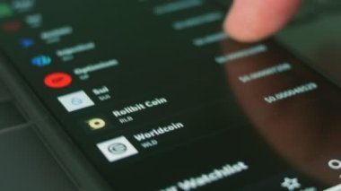 Cep telefonu ekranında fiyat, değişim ve hacim verileri içeren borsa veya borsa bilgileri