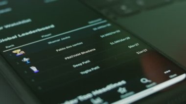 Cep telefonu ekranında fiyat, değişim ve hacim verileri içeren borsa veya borsa bilgileri