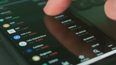 Akıllı telefon kullanan yatırımcı. Finansal veri kripto borsasını analiz ediyor. Fiyat bitcoin. Tüccar, akıllı telefondan kişisel cüzdan girişi yapıyor. Kripto para birimi kavramı