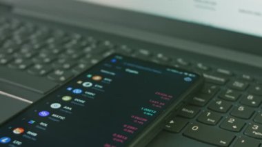 Akıllı telefon kullanan yatırımcı. Finansal veri kripto borsasını analiz ediyor. Fiyat bitcoin. Tüccar, akıllı telefondan kişisel cüzdan girişi yapıyor. Kripto para birimi kavramı