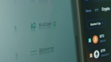 Akıllı telefon ve bilgisayar kullanarak yatırımcı finansal veri kripto borsasını analiz ediyor, online ticaret yapıyor. Kripto para birimi konsepti. Makro görünüm