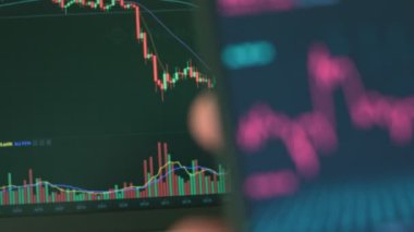 Akıllı telefon ve bilgisayar kullanarak yatırımcı finansal veri kripto borsasını, bozuk para fiyatını analiz ediyor. Çevrimiçi ticaret. Kripto para birimi kavramı